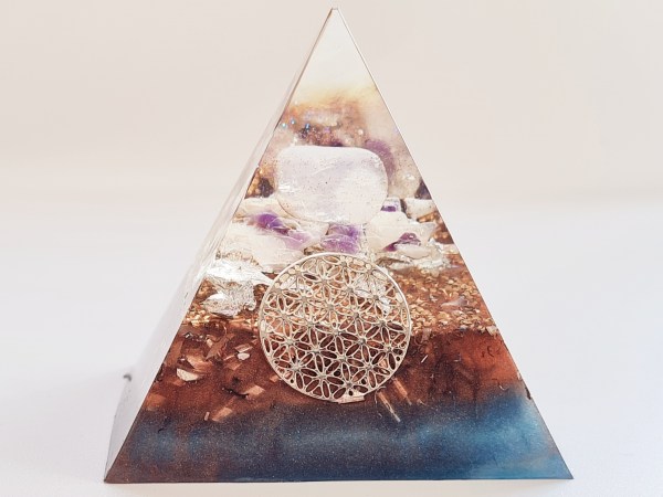 Orgonite pyramide fleur de vie argentée, rose bleue